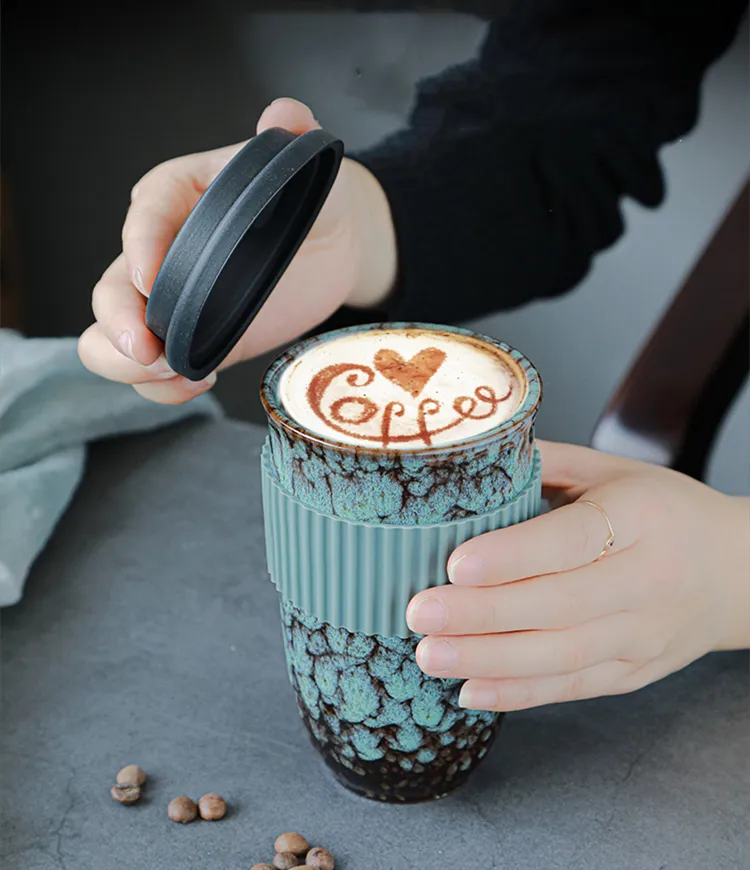 ที่กำหนดเองที่มีสีสันเซรามิกทางใช้ถ้วยกาแฟที่มีฝาปิดซิลิกอนและแขนเดินทางแก้วกาแฟชุด