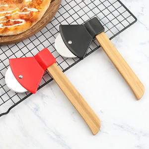 Roue à découper <span class=keywords><strong>la</strong></span> <span class=keywords><strong>pizza</strong></span> créative en forme d'hache avec manche en bambou robuste pour ustensile de cuisine et coffrets cadeaux pour fêtes - Product Image 1