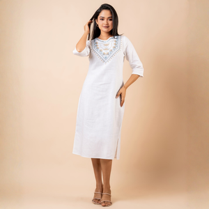 Vestido midi de lino elegante, duradero y con bordado de alta calidad, en color blanco. - Product Image 3