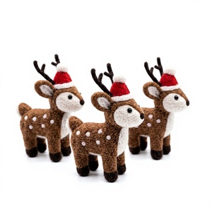 Figura de Reno de Fieltro No Tejido Hecha a Mano con Gorro de Santa Claus, Pequeña Decoración Navideña de Dibujos Animados para Colgar en la Pared, Decoración Interior - Product Image 1