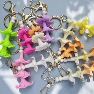 Handgefertigter Hawaiianischer Puakenikeni-Blumen-Schlüsselanhänger aus Polymer Clay mit Holzperlen, Taschenanhänger, Tropischer Strand-Accessoire - Product Image 6