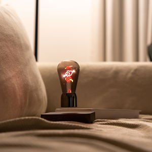 चुंबकीय लेविटेशन फ्लोटिंग एलईडी बल्ब डेस्क टेबल लैंप होम सजावट क्रिसमस उपहार के लिए न्यूनतम बेडरूम लैंप - Product Image 6