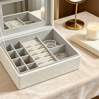 Boîte à bijoux de luxe rectangulaire blanche en cuir PU matelassé avec miroir, poignée métallique, logo personnalisé, construction en MDF, multi-compartiments