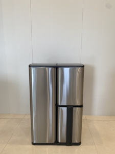 Cestino per uso domestico <span class=keywords><strong>a</strong></span> <span class=keywords><strong>tre</strong></span> compartimenti con coperchio <span class=keywords><strong>a</strong></span> pedale <span class=keywords><strong>a</strong></span> chiusura lenta da 60 litri in acciaio inossidabile - Product Image 5