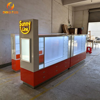 Kiosque à lunettes de soleil au design unique et personnalisé avec tiroirs, vitrine de magasin d'optique orange et blanche pour la vente au détail