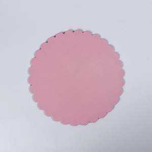 Plateau à gâteau rond à bords festonnés en carton rose, jetable, qualité alimentaire, base pour dessert - Product Image 1