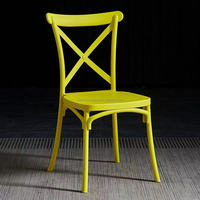 Chaise empilable en résine à dossier croisé, style ferme classique et durable, aspect bois, pour traiteur, mariages et événements
