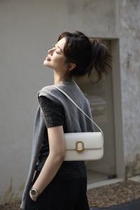 Bolso Cruzado de Piel Vacuna Brillante de Alta Gama para Mujer, Estilo Clásico, Solapa Estructurada, con Herrajes Dorados - Product Image 2