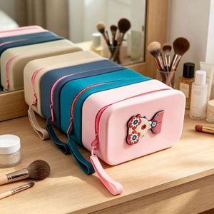 Bolsa de Maquillaje de Silicona Impermeable y Portátil con Asa Suave - Estuche de Viaje Personalizado para Artículos de Aseo y Cosméticos - Product Image 2