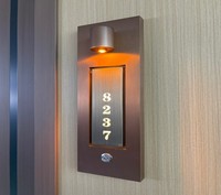 Signalétique de porte LED moderne et personnalisée avec numéros en braille pour hôtels, appartements, maisons d'hôtes, suites - Fixation murale durable