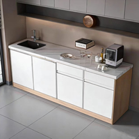 Un meuble avec un placard de cuisine droit, une console de bar intégrée pour bureau et une évier