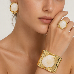 Set di Gioielli alla Moda in Resina <span class=keywords><strong>Crema</strong></span> Texturizzata e Lega Dorata: Bracciale, Anello e Orecchini a Perno Scultorei per Feste, Fidanzamenti e Anniversari - Product Image 1