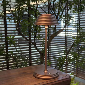 Lampe de <span class=keywords><strong>table</strong></span> électrique artistique moderne en aluminium Design vertical pour la décoration intérieure du salon Étagère de chevet Style de l'<span class=keywords><strong>architecte</strong></span> - Product Image 1