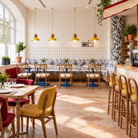 Ensemble de mobilier de restaurant commercial sur mesure : banquettes, tables à manger en bois, chaises et tabourets de bar