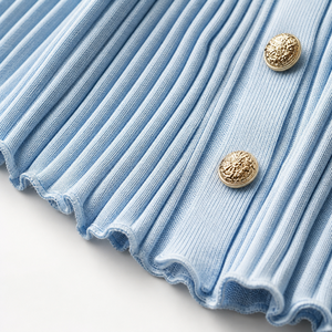 Completo da donna personalizzato in maglia a 2 pezzi: Top con scollo a V profondo e volant, gonna midi a sirena slim a costine plissettata. OEM, all'ingrosso, ordine all'ingrosso, direttamente dalla fabbrica. - Product Image 3