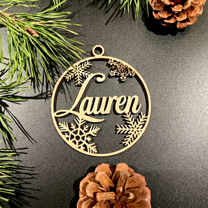 Adorno Navideño de Madera Circular con Nombre Lauren Cortado con Láser, Decoración Rústica para Pared - Product Image 1