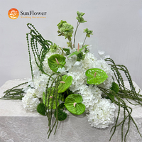 Décoration de table de mariage ou de fiançailles en fleurs artificielles vertes et blanches Lush Forest