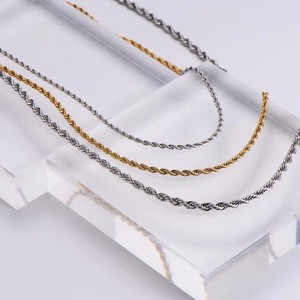 Collana in Acciaio Inossidabile Placcato Oro 18K con Forma Geometrica e Catena a Corda - Product Image 2