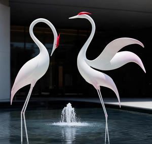 Sculpture d'oiseau grue à couronne rouge en résine réaliste, conçue sur mesure, installation artistique de verdure urbaine avec des thèmes de <span class=keywords><strong>la</strong></span> nature <span class=keywords><strong>et</strong></span> de l'humanité - Product Image 1