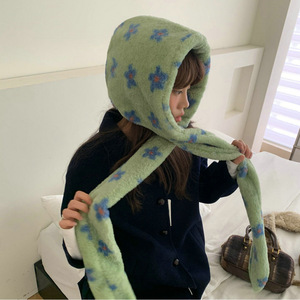 Conjunto de gorro y bufanda de felpa floral verde, cálido para invierno, con orejeras para mujer, estilo fresco y dulce - Product Image 1
