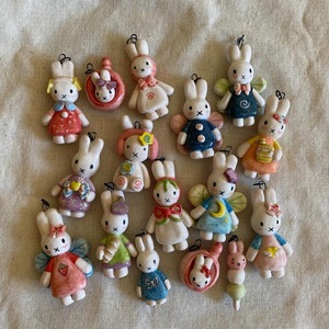 Collana con ciondoli elettrolitici a goccia d'olio 2026 Comiya Toba con simpatici cartoni animati, coniglietto in rame, stella, fiocco, fragola e ali di farfalla - Product Image 2