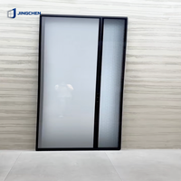 Porte coulissante moderne sans rail apparent en aluminium, double vitrage dépoli, fermeture douce, insonorisée, pour intérieur de villa