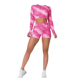 Conjunto de Yoga Premium para Mujer con Estampado de Piel de Serpiente Rosa, Top Corto de Manga Larga con Orificios para Pulgares y Pantalones Cortos Mini con Cintura Cruzada - Product Image 1