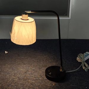 Lampe de chambre King Size contemporaine personnalisée pour hôtel, en fer blanc avec abat-jour en tissu et double prise de courant intégrée - Product Image 2