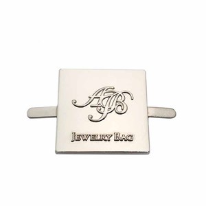 Etiqueta de Metal Personalizada con Logotipo de Marca y Diseño Único, con Pin para Maletas y Bolsos - Product Image 1