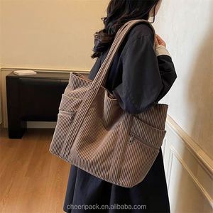 Sac fourre-tout en toile grande capacité avec revêtement imperméable pour femmes, idéal pour la gym, le yoga, le pilates et les activités sportives - Product Image 1