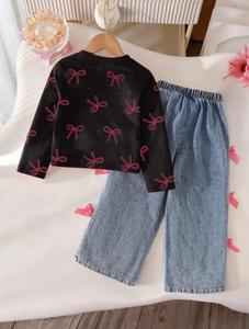 Completo OEM per Bambine 4-7 Anni: T-Shirt Corta con Stampa Farfalle e Maniche Raglan e Jeans Dritti con Elastico in Vita e Fiocco - Product Image 4