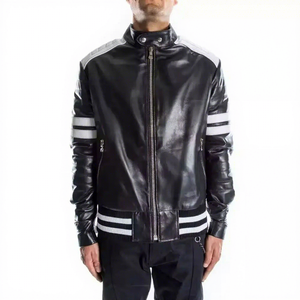 Chaqueta de cuero genuino negra para hombre, estilo motero, con rayas blancas en las mangas, cuello con broches, bolsillos con cremallera, piel de oveja, estilo Cafe Racer, dobladillo personalizado, ropa exterior. - Product Image 1