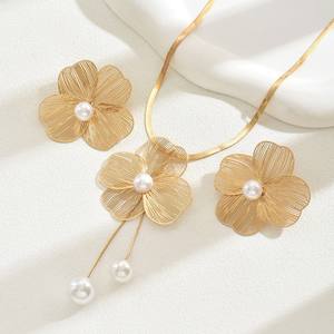 2025 New Exquisite Fashionable High Quality Boho Statement Jewelry Gold Toned Floral <b>Pearl</b> <b>Necklace</b> <b>Earring</b> <b>Set</b> - Product Image 4