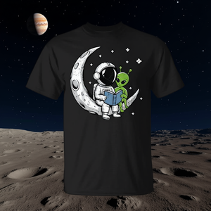 Camiseta de astronauta leyendo un libro a un extraterrestre en la luna, espacio, astronomía - Product Image 3