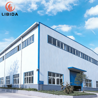 Entrepôt préfabriqué en structure métallique, grande portée, résistant au vent et à la neige, pour le stockage logistique de marchandises industrielles