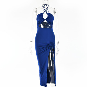 Robe longue à col halter froncée avec fente haute pour les soirées - Product Image 5