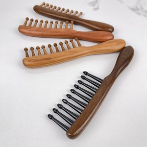 Classico pettine <span class=keywords><strong>in</strong></span> <span class=keywords><strong>legno</strong></span> di sandalo naturale con manico lungo e denti larghi, distanziatore <span class=keywords><strong>per</strong></span> <span class=keywords><strong>capelli</strong></span>, spazzola districante <span class=keywords><strong>per</strong></span> massaggio del cuoio capelluto - Product Image 2