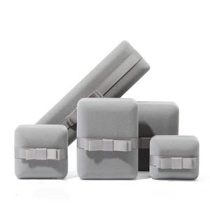 Caja de Joyería de Terciopelo de Lujo Moderna con Logotipo Personalizado, con Lazo, para Exhibición de Collares, Anillos y Pulseras - Product Image 1