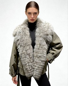 Parka da Donna di Lusso con Collo in Vera Pelliccia di Volpe - Imbottito in Cotone Spesso con Raffinata Lavorazione a Strisce e Bordo in Pelliccia Oversize - Product Image 1