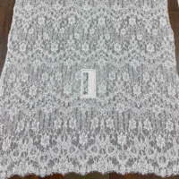 Tissu de dentelle de mariée brodé de perles lourdes
