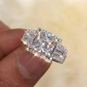Anello quadrato con cristalli pavé per donna, elegante accessorio di moda per tutti i giorni e per feste - Product Image 4