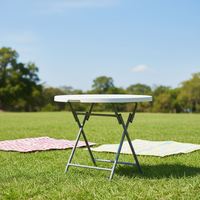 Hochleistungsfähiger Leichtgewichtiger Kunststoff Klappbarer Picknicktisch Rund Faltbar Modular Stapelbar für Outdoor-Restaurantnutzung