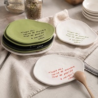 Assiette en céramique artisanale irrégulière avec lettres, plat sculptural pour restaurant, hôtel, dessert et salade, plateau de service artistique