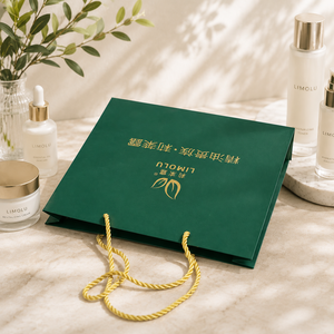 Bolsa de Papel de Lujo Verde con Asa de Cuerda Dorada, Papel Artístico con Laterales Reforzados, Empaque Cosmético, Logotipo Personalizado, Estampado Dorado - Product Image 2