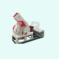 Broyeur de bois à disques produisant des copeaux de bois uniformes à partir de bûches et de branches pour la matière première des centrales biomasse.