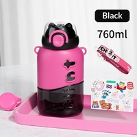 Bouteille d'eau en plastique 750 ml grande capacité, design élégant, portable pour le sport et l'été