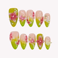 Ongles à presser en acrylique dégradé vert lime, décorations 3D de fleurs roses simulées, papillons scintillants, perles et strass verts, forme amande