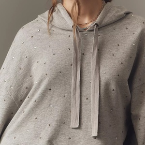 Sudadera con Capucha de Mujer al por Mayor con LOGO Personalizado, de Alta Calidad, con Pedrería, Cordón Ajustable, Ajuste Suave y Hombros Caídos con Volantes - Product Image 3