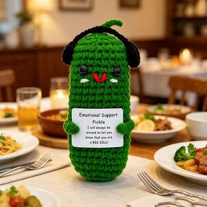 Cetriolo di Peluche Fatto a Mano all'Uncinetto per il Supporto Emotivo, Simpatico Amigurumi a Forma di Cetriolo Lavorato a Maglia con Biglietto con Citazione per Alleviare lo Stress - Product Image 6