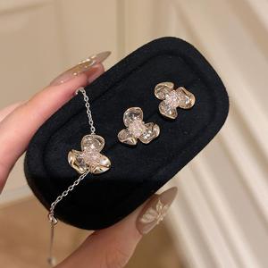 Boucles d'oreilles fines en argent pur S925 Wenchi, exquises, en forme de cloche d'orchidée, incrustées de diamants roses, haut de gamme, niche, douce tentation florale - Product Image 5